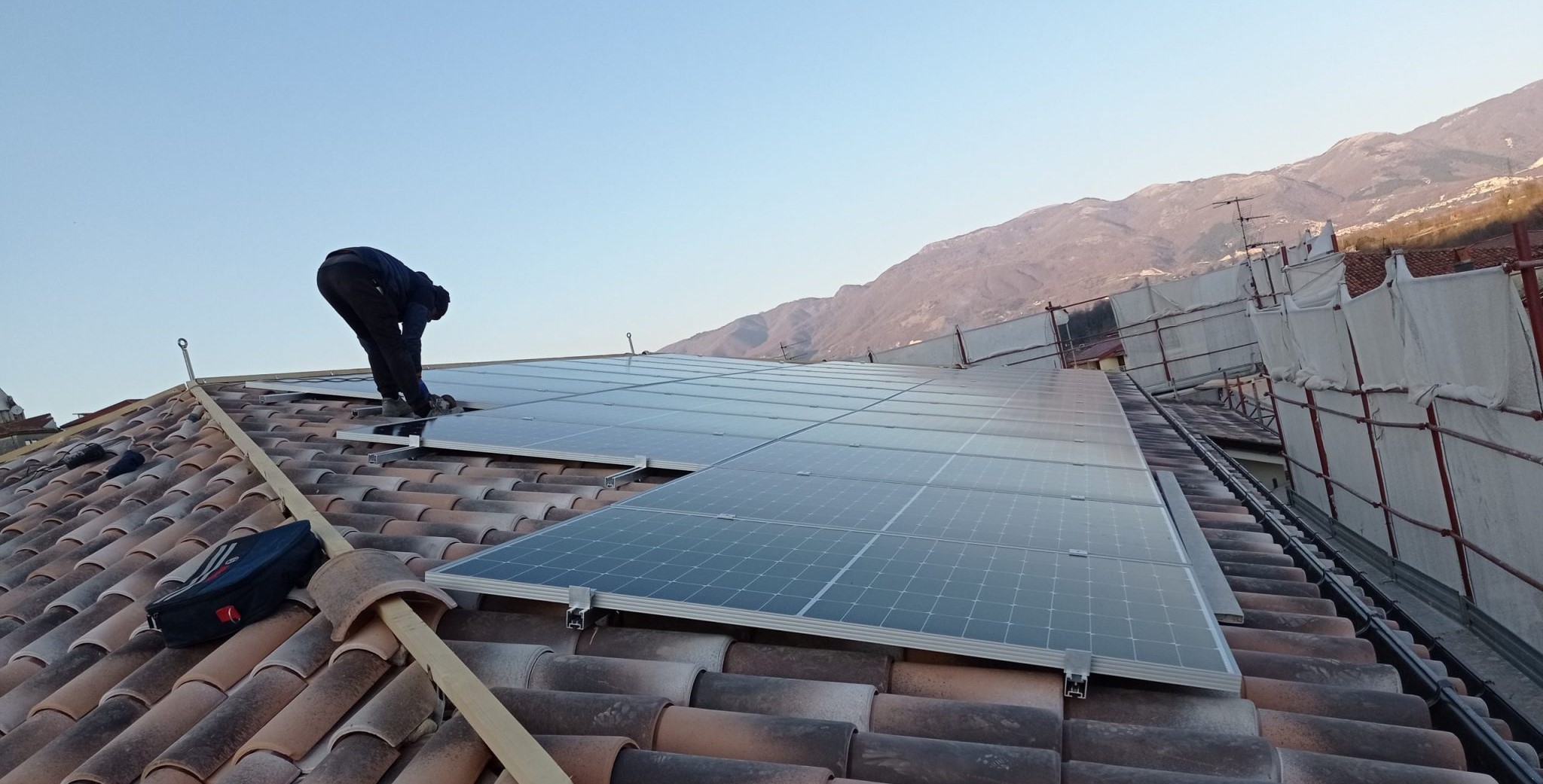 immagine di installazione di moduli fotovoltaici su un tetto 